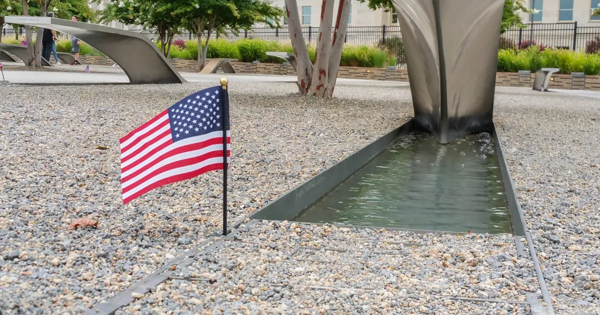 Pentagon Memorial Flag | GELDTASCHE